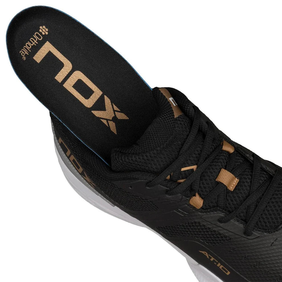 TENIS NOX AT10 PRO NEGRO/DORADO